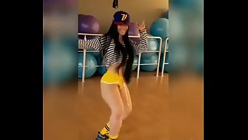 tremendo culaso de una venezolana bailando en short descarga el clip aqui 