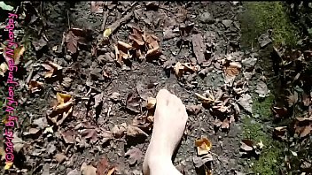 Kaum hat man die Schuhe aus - sind die Füße in Nylon dreckig vom Waldboden