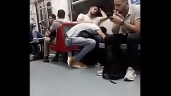 Gay corajosa mamando com trem lotado, depois querem pedir respeito para a sociedade.